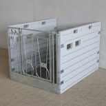 Box à veaux modulaire, individuel placé contre un mur