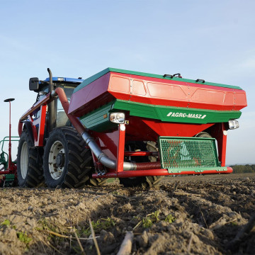 Trémie frontale IKAR, 1800L, doseur électrique, capot et passerelle d'accès, éclairage, AGRO-MASZ