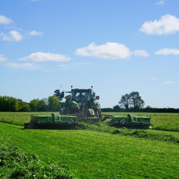 Faucheuse arrière, GigaCUT KDD941STH, 9.40m, 16 assiettes, avec conditionneur à doigts et convoyeur à tapis, SAMASZ